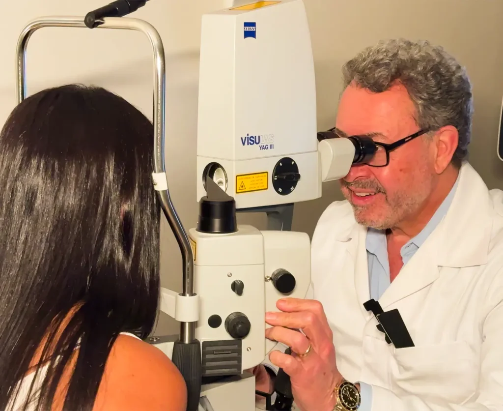 Dr. Ricardo Martin examinando uma paciente na Clínica Vision